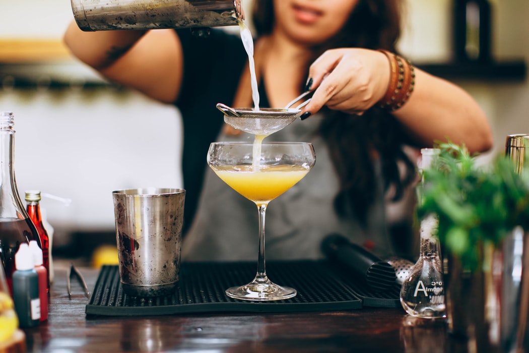 nữ giới học nghề bartender