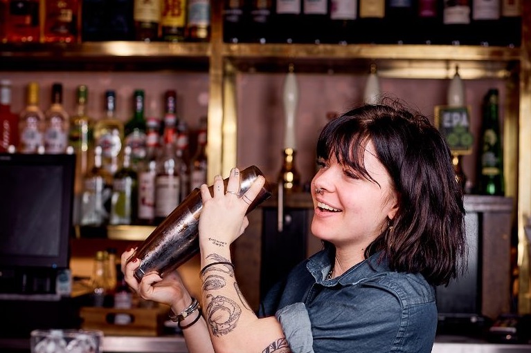 nữ giới học nghề bartender